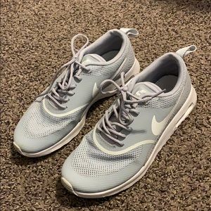 Like new women’s gray Nike tennis shoes worn once